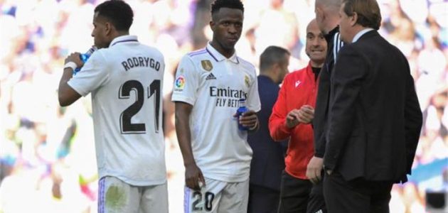 فينيسيوس يستنكر تصرفات الحكام ويتوعد برشلونة بالقتال على لقب الدوري الإسباني